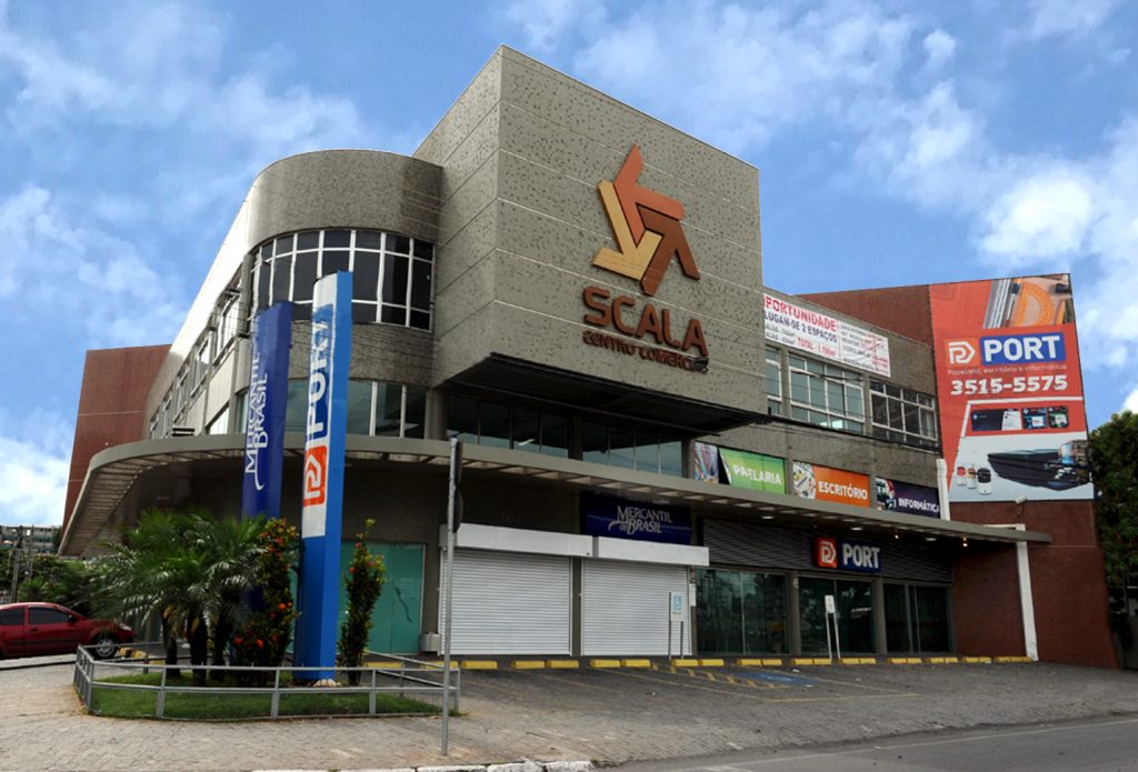 Fachada do Edifício Scala Centro Comercial, com volume curvo e lojas no térreo