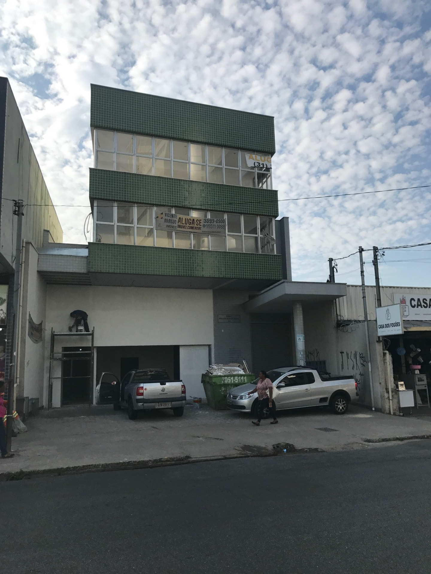 Edifício Nilza com fachada em pastilhas verdes e janelas corridas nas salas comerciais