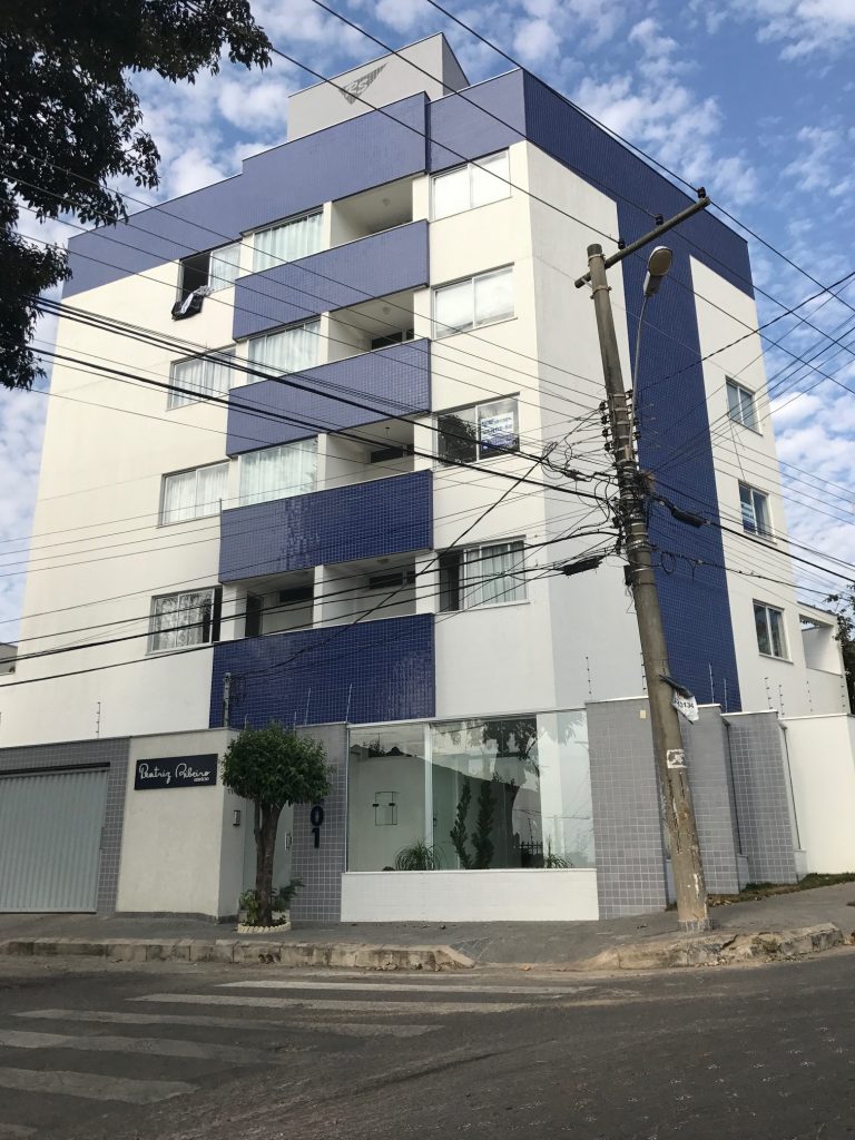 Fachada de esquina do Edifício Beatriz Ribeiro em pastilha azul e branco