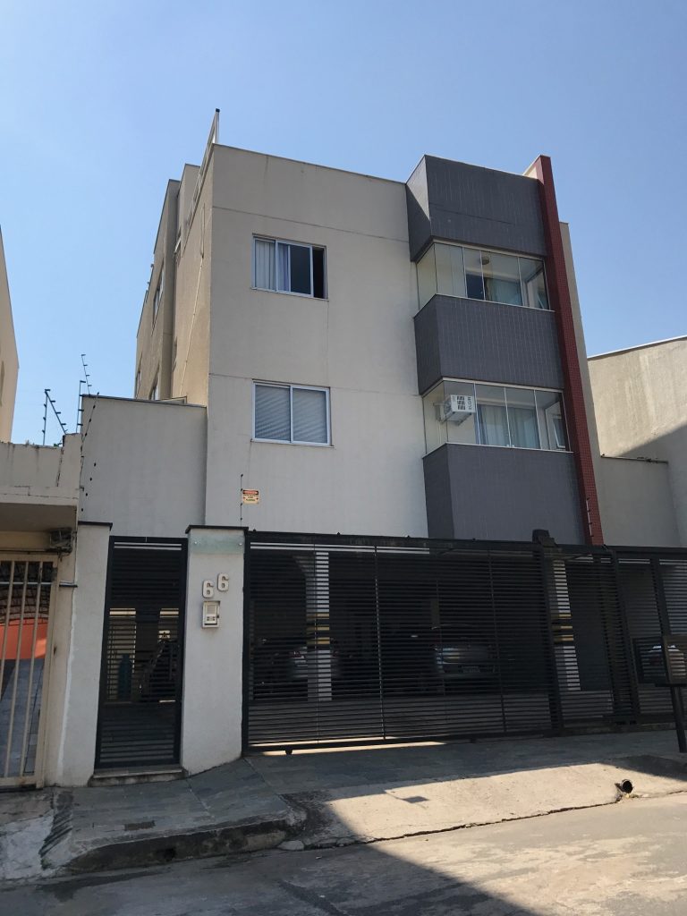 Fachada compacta do Edifício São Jorge com detalhes em cinza e vermelho
